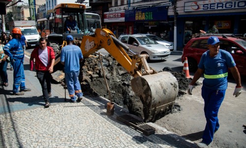 Saae-BM realiza limpeza preventiva de bueiros no Centro